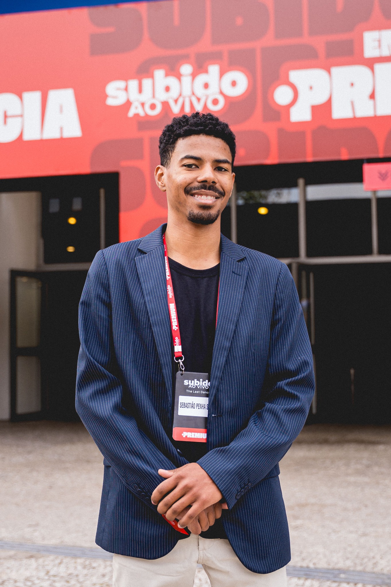 Sebastião Silva sorrindo em frente ao evento Subido ao Vivo